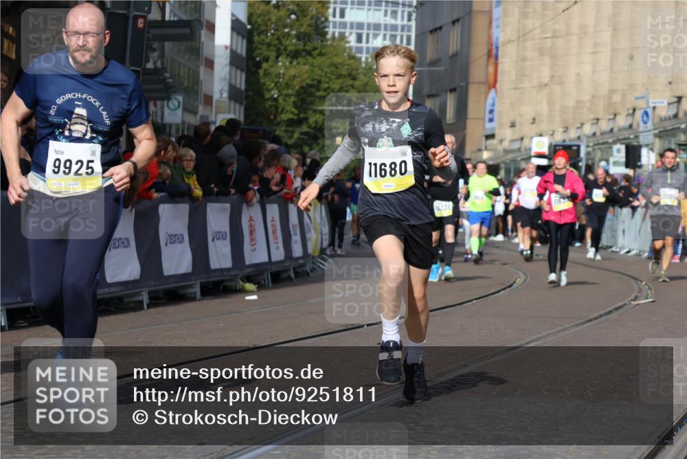05.10.2025 - 20. swb-Marathon Bremen Strokosch-Dieckow http://msf.ph/oto/9251811 05.10.2025 11:01:18 Ziel 9613, 9925, 10544, 10762, 11680, 11688 meine-sportfotos.de