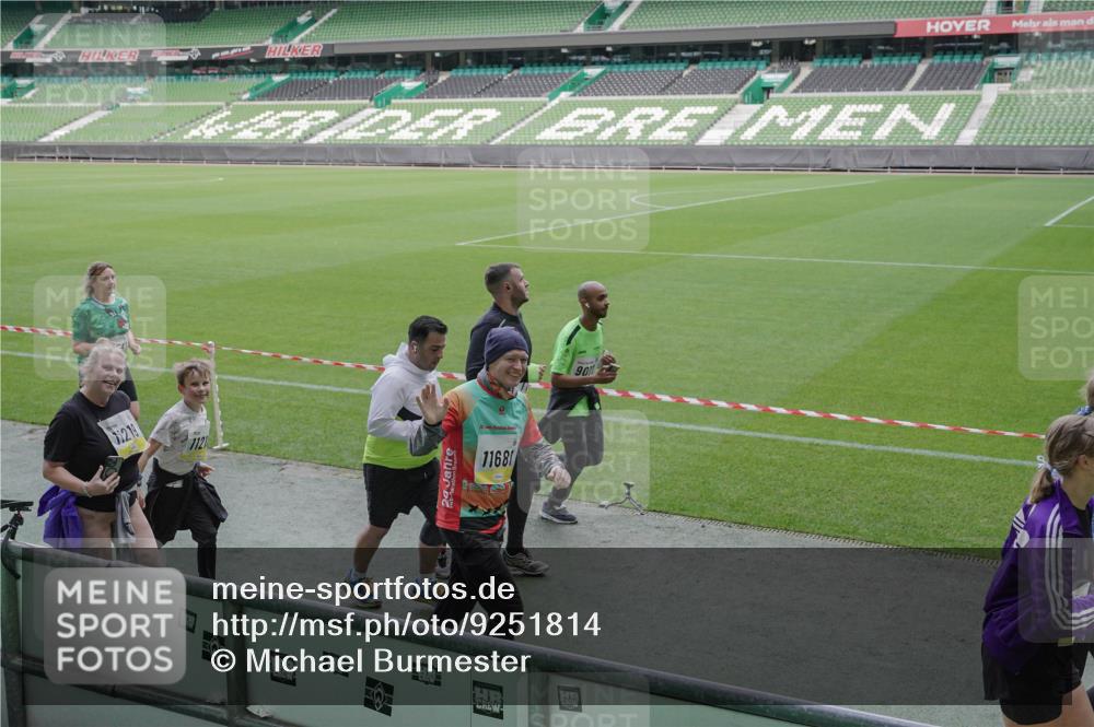 05.10.2025 - 20. swb-Marathon Bremen Michael Burmester http://msf.ph/oto/9251814 05.10.2025 10:41:10 Laufen im Stadion 7706, 8111, 9001, 9178, 9191, 9205, 9217, 9245, 9265, 9274, 9306, 9321, 9334, 9353, 9355, 9357, 9401, 9438, 9440, 9446, 9466, 9483, 9530, 9537, 9538, 9589, 9599, 9605, 9617, 9685, 9690, 9702, 9712, 9757, 9764, 9774, 9804, 9853, 9874, 9877, 9887, 9892, 9942, 10001, 10037, 10051, 10058, 10081, 10095, 10100, 10101, 10135, 10152, 10168, 10197, 10212, 10235, 10236, 10243, 10249, 10295, 10330, 10332, 10343, 10419, 10458, 10550, 10563, 10580, 10582, 10585, 10614, 10632, 7799 meine-sportfotos.de