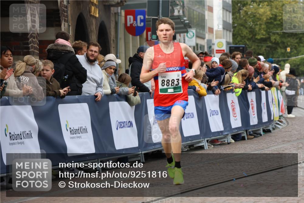 05.10.2025 - 20. swb-Marathon Bremen Strokosch-Dieckow http://msf.ph/oto/9251816 05.10.2025 12:49:59 Ziel 8883 meine-sportfotos.de