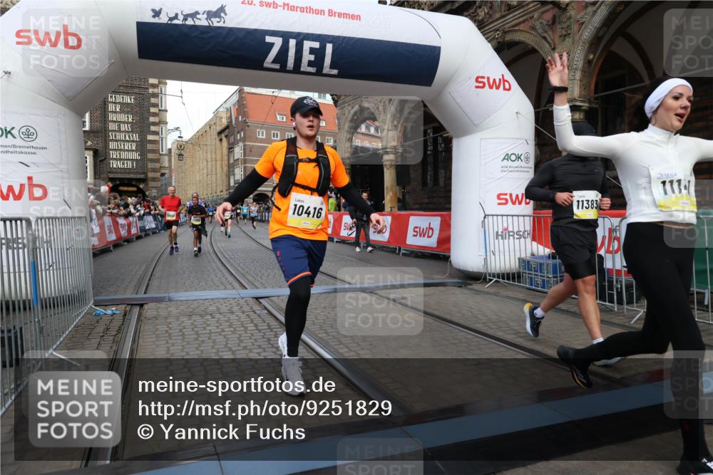 05.10.2025 - 20. swb-Marathon Bremen Yannick Fuchs http://msf.ph/oto/9251829 05.10.2025 10:53:56 Ziel 9494, 9701, 9934, 10020, 10416, 10696, 10906, 10966, 11141, 11383, 11445 meine-sportfotos.de