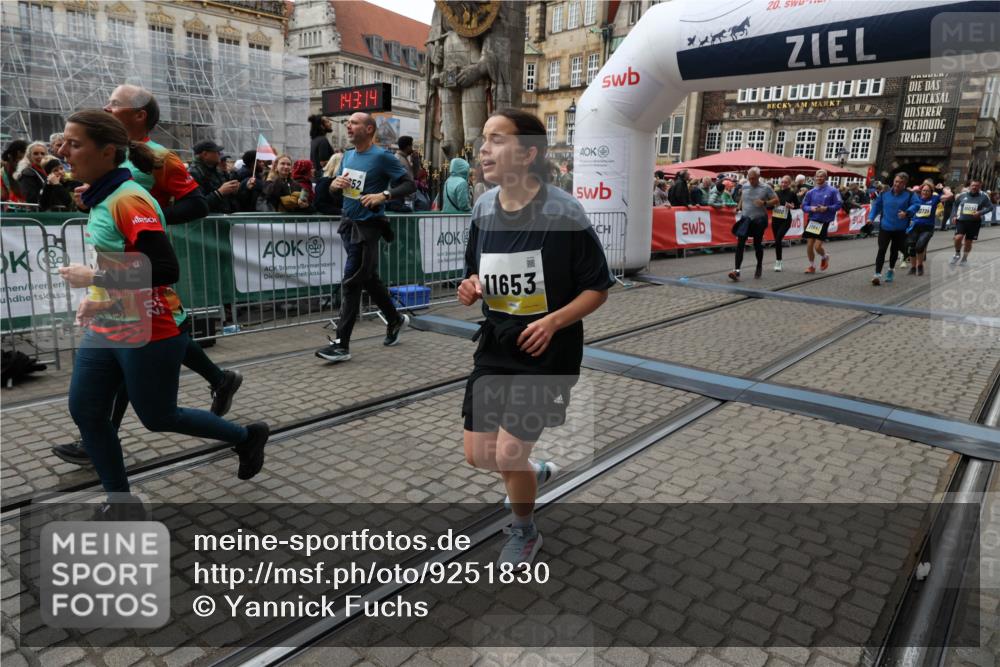 05.10.2025 - 20. swb-Marathon Bremen Yannick Fuchs http://msf.ph/oto/9251830 05.10.2025 11:14:04 Ziel 7014, 7410, 9342, 9631, 9667, 9946, 10000, 10036, 10512, 10671, 10721, 10756, 10842, 11541, 11548, 11652, 11653 meine-sportfotos.de