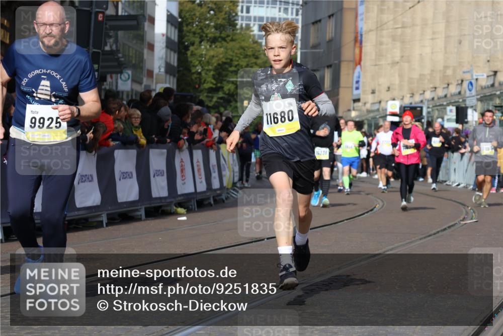 05.10.2025 - 20. swb-Marathon Bremen Strokosch-Dieckow http://msf.ph/oto/9251835 05.10.2025 11:01:18 Ziel 9613, 9925, 10544, 10762, 11680, 11688 meine-sportfotos.de
