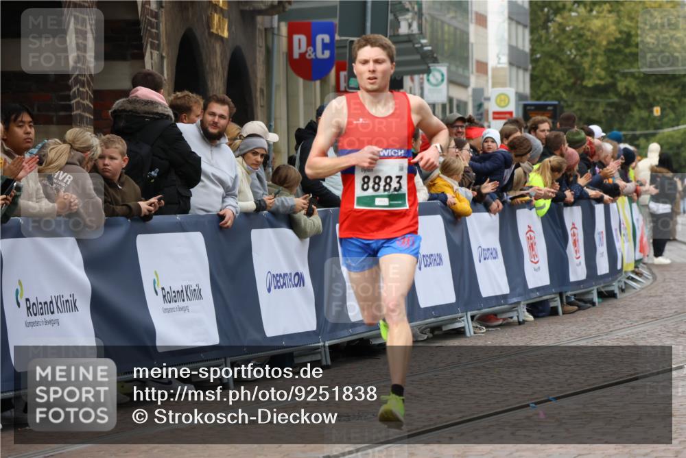 05.10.2025 - 20. swb-Marathon Bremen Strokosch-Dieckow http://msf.ph/oto/9251838 05.10.2025 12:49:59 Ziel 8883 meine-sportfotos.de