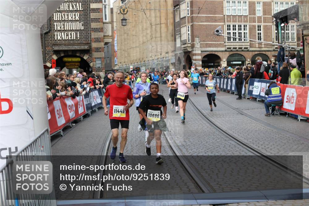 05.10.2025 - 20. swb-Marathon Bremen Yannick Fuchs http://msf.ph/oto/9251839 05.10.2025 10:53:57 Ziel 9494, 9701, 9934, 10020, 10416, 10696, 10906, 10966, 11141, 11383, 11445, 11533 meine-sportfotos.de