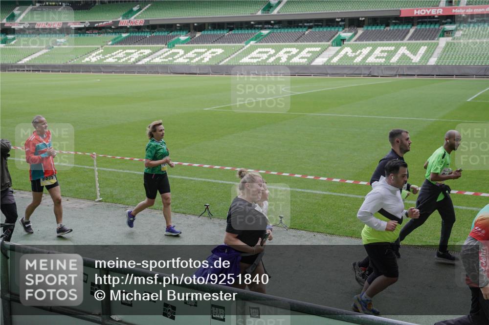 05.10.2025 - 20. swb-Marathon Bremen Michael Burmester http://msf.ph/oto/9251840 05.10.2025 10:41:11 Laufen im Stadion 7706, 8111, 9001, 9178, 9191, 9205, 9217, 9245, 9265, 9274, 9306, 9321, 9334, 9353, 9355, 9357, 9401, 9438, 9446, 9466, 9483, 9530, 9537, 9538, 9589, 9599, 9605, 9617, 9685, 9690, 9702, 9712, 9757, 9764, 9774, 9804, 9853, 9874, 9877, 9887, 9892, 9942, 10001, 10037, 10051, 10058, 10081, 10095, 10100, 10101, 10135, 10152, 10168, 10197, 10212, 10235, 10236, 10243, 10249, 10295, 10330, 10332, 10343, 10419, 10458, 10550, 10580, 10582, 10585, 10614, 10632, 7799 meine-sportfotos.de