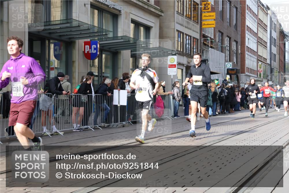 05.10.2025 - 20. swb-Marathon Bremen Strokosch-Dieckow http://msf.ph/oto/9251844 05.10.2025 10:54:44 Ziel 9176, 9318, 9427, 9475, 9560, 9570, 9791, 10003, 10014, 10024, 10034, 10180, 10231, 10307, 10326, 10609, 10920, 11140, 11317, 11320, 11363, 11373, 11470, 11507, 11523, 9176, 9318, 9427, 9475, 9560, 9570, 9791, 10003, 10014, 10024, 10034, 10180, 10231, 10307, 10326, 10609, 10920, 11140, 11317, 11320, 11363, 11373, 11470, 11507, 11523 meine-sportfotos.de