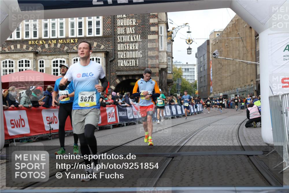 05.10.2025 - 20. swb-Marathon Bremen Yannick Fuchs http://msf.ph/oto/9251854 05.10.2025 10:45:09 Ziel 9202, 9590, 9678, 10568, 10633, 10851, 11362, 11715 meine-sportfotos.de
