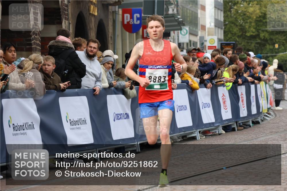 05.10.2025 - 20. swb-Marathon Bremen Strokosch-Dieckow http://msf.ph/oto/9251862 05.10.2025 12:49:59 Ziel 8883 meine-sportfotos.de
