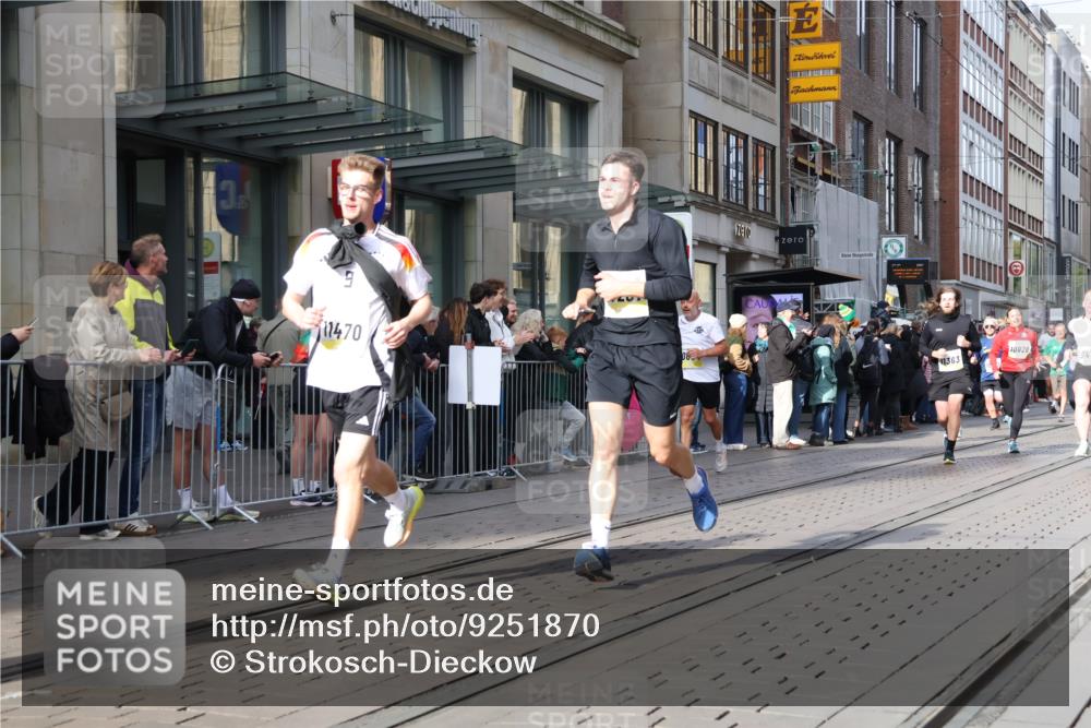 05.10.2025 - 20. swb-Marathon Bremen Strokosch-Dieckow http://msf.ph/oto/9251870 05.10.2025 10:54:45 Ziel 9176, 9318, 9427, 9475, 9570, 9791, 9881, 10003, 10014, 10034, 10180, 10231, 10307, 10326, 10609, 10920, 11042, 11140, 11317, 11320, 11363, 11373, 11470, 11507, 11523, 9176, 9318, 9427, 9475, 9570, 9791, 9881, 10003, 10014, 10034, 10180, 10231, 10307, 10326, 10609, 10920, 11042, 11140, 11317, 11320, 11363, 11373, 11470, 11507, 11523 meine-sportfotos.de