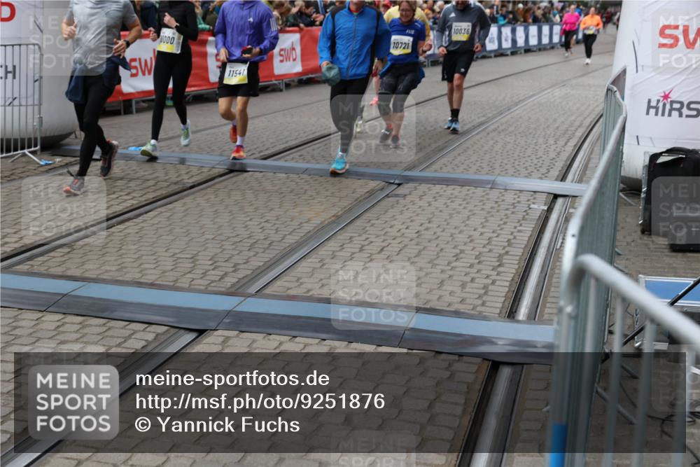 05.10.2025 - 20. swb-Marathon Bremen Yannick Fuchs http://msf.ph/oto/9251876 05.10.2025 11:14:05 Ziel 7014, 7410, 9342, 9631, 9667, 9946, 10000, 10036, 10512, 10671, 10721, 10756, 10842, 11541, 11548, 11652, 11653 meine-sportfotos.de