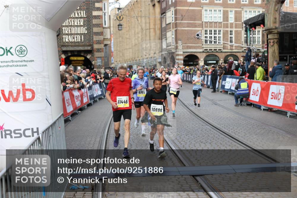 05.10.2025 - 20. swb-Marathon Bremen Yannick Fuchs http://msf.ph/oto/9251886 05.10.2025 10:53:58 Ziel 9494, 9701, 9934, 10046, 10416, 10616, 10696, 10906, 10966, 11141, 11383, 11445, 11533 meine-sportfotos.de