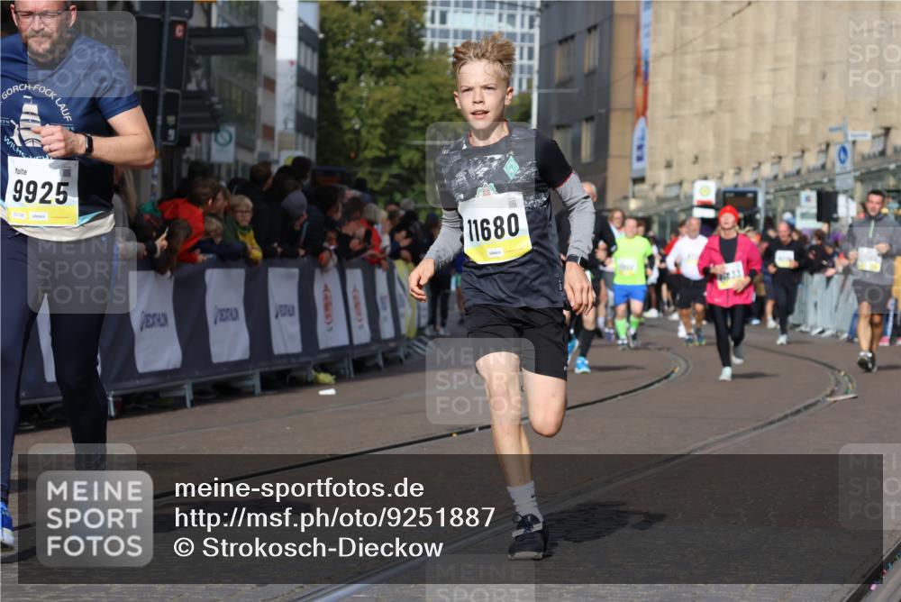 05.10.2025 - 20. swb-Marathon Bremen Strokosch-Dieckow http://msf.ph/oto/9251887 05.10.2025 11:01:18 Ziel 9613, 9925, 10544, 10762, 11680, 11688 meine-sportfotos.de