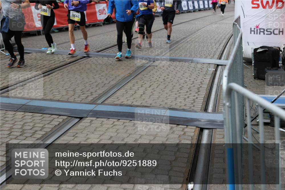 05.10.2025 - 20. swb-Marathon Bremen Yannick Fuchs http://msf.ph/oto/9251889 05.10.2025 11:14:05 Ziel 7014, 7410, 9342, 9631, 9667, 9946, 10000, 10036, 10512, 10671, 10721, 10756, 10842, 11541, 11548, 11652, 11653 meine-sportfotos.de