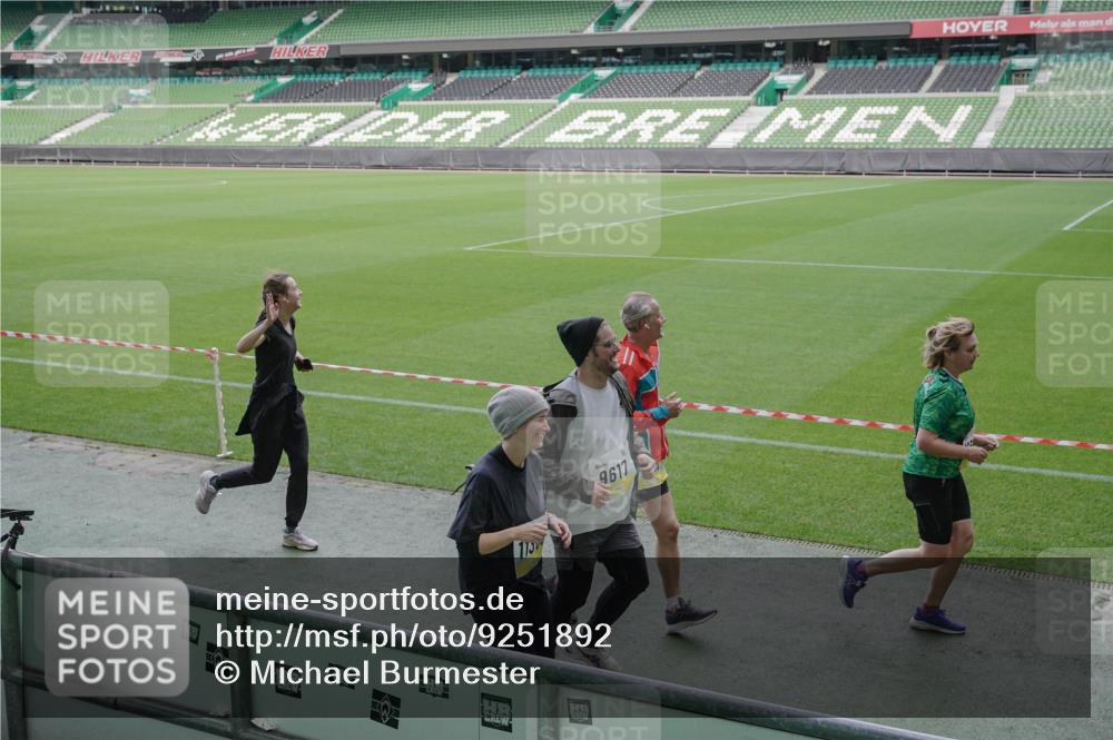 05.10.2025 - 20. swb-Marathon Bremen Michael Burmester http://msf.ph/oto/9251892 05.10.2025 10:41:12 Laufen im Stadion 7706, 8111, 9001, 9178, 9191, 9205, 9217, 9245, 9265, 9274, 9306, 9321, 9334, 9353, 9355, 9357, 9401, 9438, 9446, 9466, 9483, 9530, 9537, 9538, 9589, 9599, 9605, 9617, 9685, 9702, 9712, 9757, 9764, 9774, 9804, 9853, 9874, 9877, 9887, 9892, 9942, 10037, 10051, 10058, 10081, 10095, 10100, 10101, 10135, 10152, 10197, 10212, 10235, 10236, 10243, 10249, 10295, 10330, 10332, 10343, 10419, 10458, 10550, 10580, 10582, 10585, 10614, 10632 meine-sportfotos.de