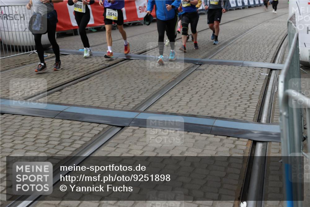 05.10.2025 - 20. swb-Marathon Bremen Yannick Fuchs http://msf.ph/oto/9251898 05.10.2025 11:14:05 Ziel 7014, 7410, 9342, 9631, 9667, 9946, 10000, 10036, 10512, 10671, 10721, 10756, 10842, 11541, 11548, 11652, 11653 meine-sportfotos.de