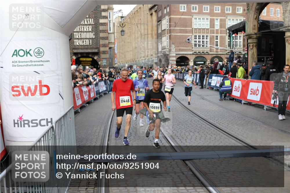 05.10.2025 - 20. swb-Marathon Bremen Yannick Fuchs http://msf.ph/oto/9251904 05.10.2025 10:53:58 Ziel 9494, 9701, 9934, 10046, 10416, 10616, 10696, 10906, 10966, 11141, 11383, 11445, 11533 meine-sportfotos.de