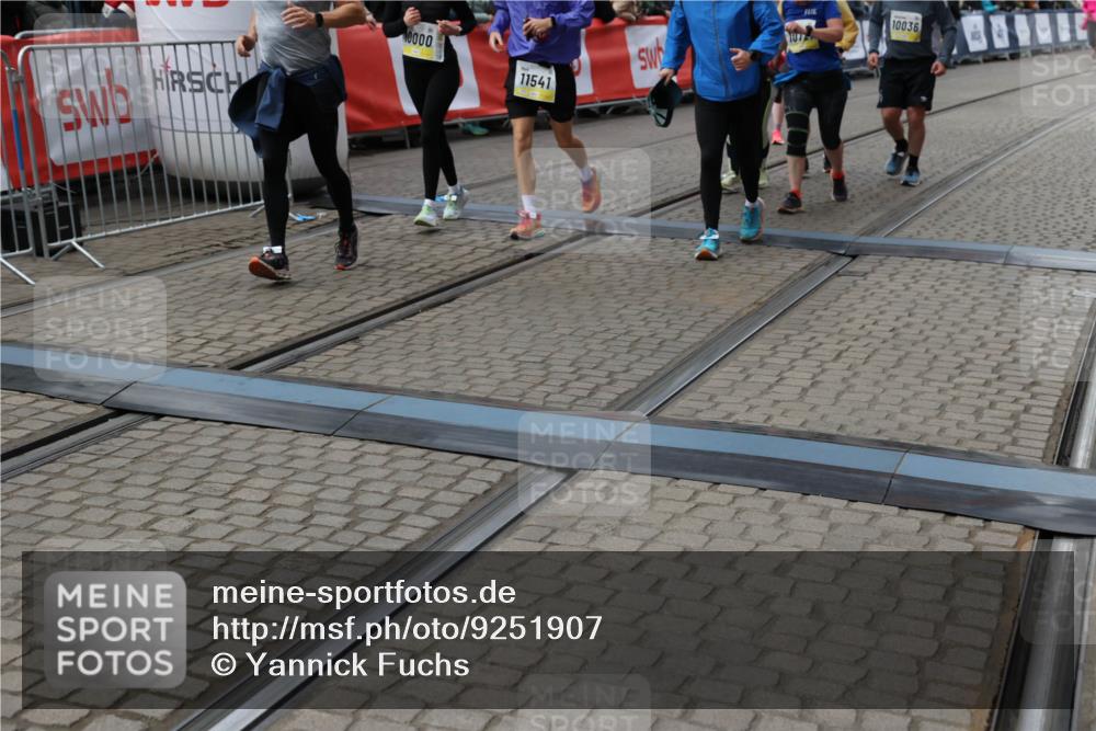 05.10.2025 - 20. swb-Marathon Bremen Yannick Fuchs http://msf.ph/oto/9251907 05.10.2025 11:14:05 Ziel 7014, 7410, 9342, 9631, 9667, 9946, 10000, 10036, 10512, 10671, 10721, 10756, 10842, 11541, 11548, 11652, 11653 meine-sportfotos.de