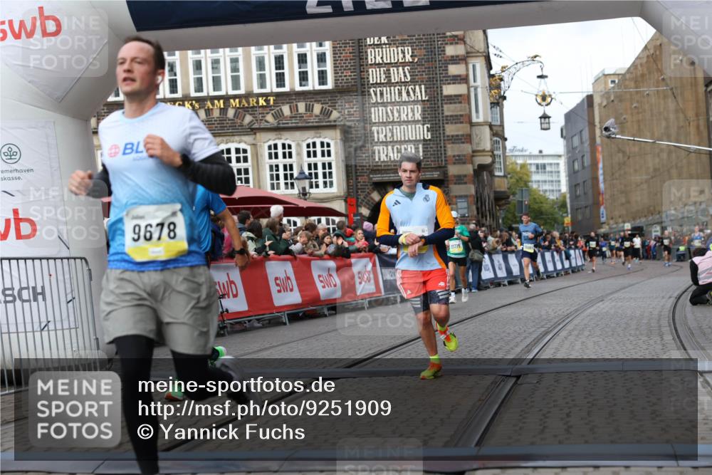 05.10.2025 - 20. swb-Marathon Bremen Yannick Fuchs http://msf.ph/oto/9251909 05.10.2025 10:45:09 Ziel 9202, 9590, 9678, 10568, 10633, 10851, 11362, 11715 meine-sportfotos.de