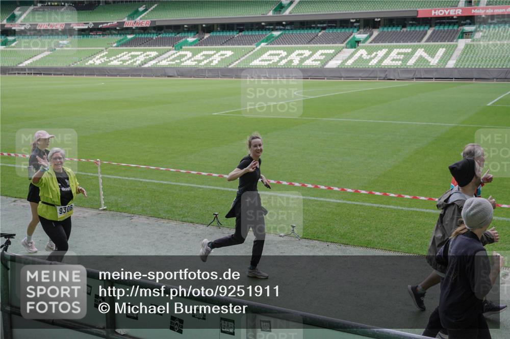 05.10.2025 - 20. swb-Marathon Bremen Michael Burmester http://msf.ph/oto/9251911 05.10.2025 10:41:13 Laufen im Stadion 7706, 8111, 9001, 9178, 9191, 9205, 9217, 9245, 9265, 9274, 9306, 9321, 9334, 9353, 9355, 9357, 9401, 9438, 9446, 9466, 9483, 9530, 9537, 9538, 9589, 9599, 9605, 9617, 9685, 9702, 9712, 9757, 9764, 9774, 9804, 9853, 9874, 9877, 9887, 9892, 9942, 10037, 10051, 10058, 10081, 10095, 10100, 10101, 10132, 10152, 10197, 10212, 10235, 10236, 10249, 10295, 10330, 10332, 10458, 10550, 10582, 10585, 10614, 10632 meine-sportfotos.de