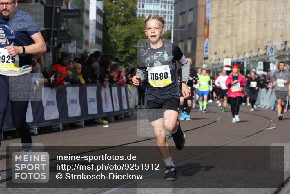 05.10.2025 - 20. swb-Marathon Bremen Strokosch-Dieckow http://msf.ph/oto/9251912 05.10.2025 11:01:19 Ziel 9925, 10762, 11680, 11688 meine-sportfotos.de