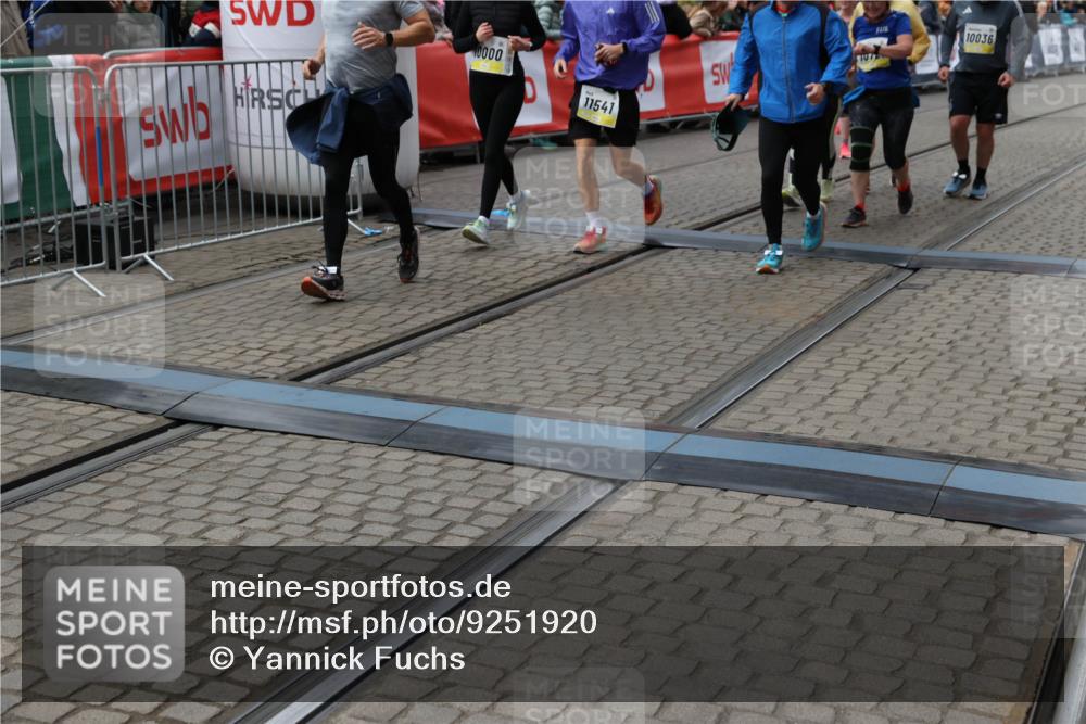05.10.2025 - 20. swb-Marathon Bremen Yannick Fuchs http://msf.ph/oto/9251920 05.10.2025 11:14:05 Ziel 7014, 7410, 9342, 9631, 9667, 9946, 10000, 10036, 10512, 10671, 10721, 10756, 10842, 11541, 11548, 11652, 11653 meine-sportfotos.de