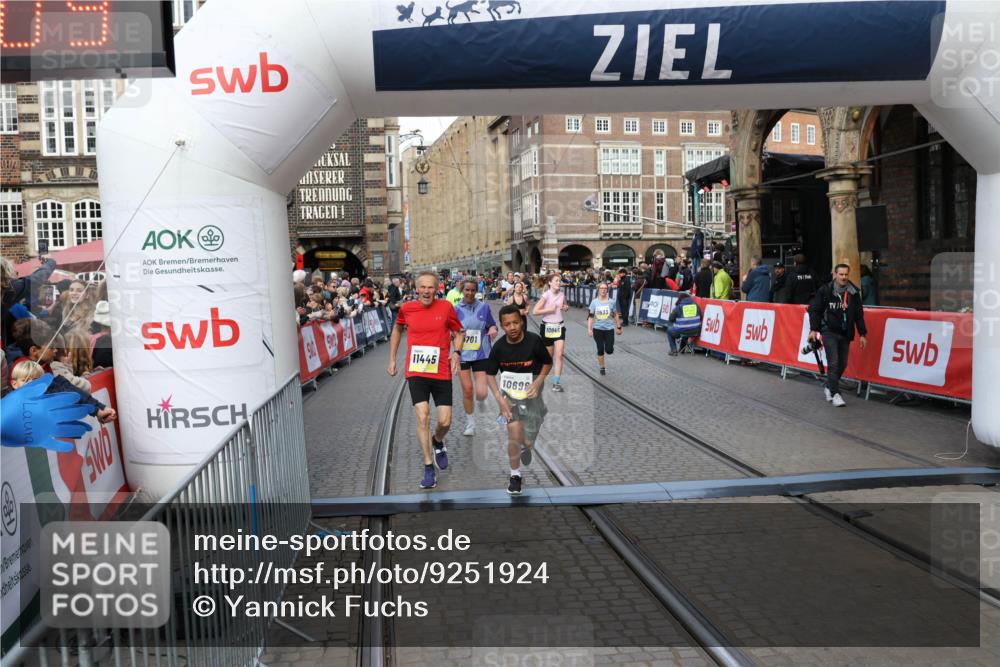 05.10.2025 - 20. swb-Marathon Bremen Yannick Fuchs http://msf.ph/oto/9251924 05.10.2025 10:53:58 Ziel 9494, 9701, 9934, 10046, 10416, 10616, 10696, 10906, 10966, 11141, 11383, 11445, 11533 meine-sportfotos.de