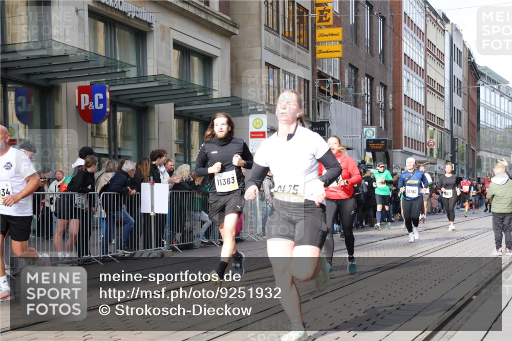 05.10.2025 - 20. swb-Marathon Bremen Strokosch-Dieckow http://msf.ph/oto/9251932 05.10.2025 10:54:48 Ziel 9176, 9201, 9318, 9427, 9475, 9570, 9654, 9791, 9881, 9933, 10003, 10014, 10034, 10116, 10180, 10231, 10307, 10326, 10920, 11042, 11140, 11317, 11320, 11363, 11470, 11507, 11523, 9176, 9201, 9318, 9427, 9475, 9570, 9654, 9791, 9881, 9933, 10003, 10014, 10034, 10116, 10180, 10231, 10307, 10326, 10920, 11042, 11140, 11317, 11320, 11363, 11470, 11507, 11523 meine-sportfotos.de