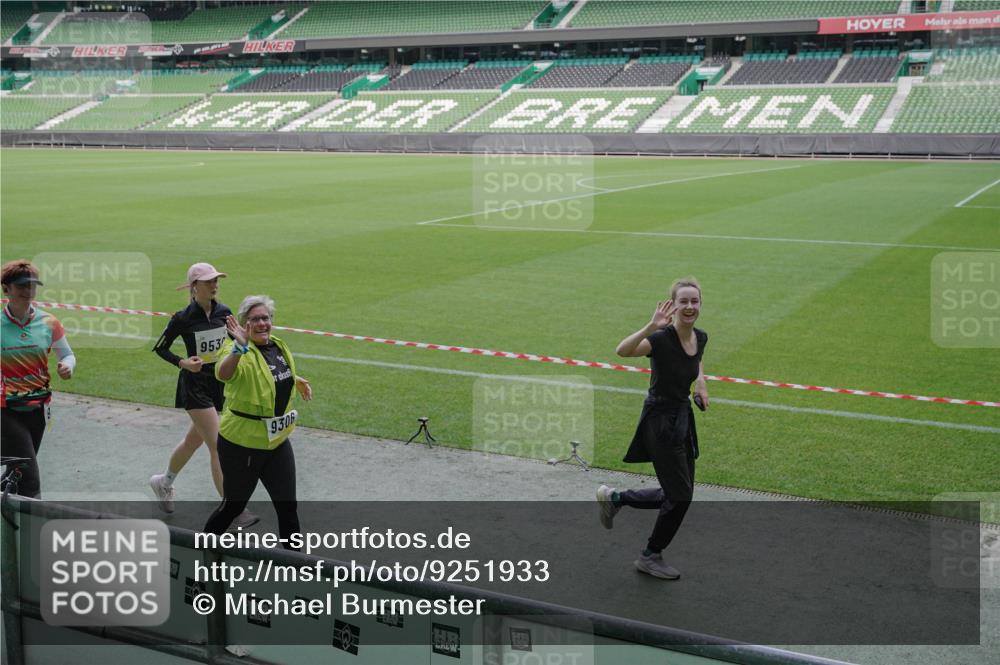 05.10.2025 - 20. swb-Marathon Bremen Michael Burmester http://msf.ph/oto/9251933 05.10.2025 10:41:13 Laufen im Stadion 7706, 8111, 9001, 9178, 9191, 9205, 9217, 9245, 9265, 9274, 9306, 9321, 9334, 9353, 9355, 9357, 9401, 9438, 9446, 9466, 9483, 9530, 9537, 9538, 9589, 9599, 9605, 9617, 9685, 9702, 9712, 9757, 9764, 9774, 9804, 9853, 9874, 9877, 9887, 9892, 9942, 10037, 10051, 10058, 10081, 10095, 10100, 10101, 10132, 10152, 10197, 10212, 10235, 10236, 10249, 10295, 10330, 10332, 10458, 10550, 10582, 10585, 10614, 10632 meine-sportfotos.de