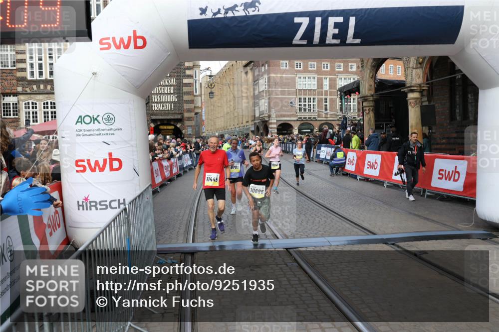 05.10.2025 - 20. swb-Marathon Bremen Yannick Fuchs http://msf.ph/oto/9251935 05.10.2025 10:53:58 Ziel 9494, 9701, 9934, 10046, 10416, 10616, 10696, 10906, 10966, 11141, 11383, 11445, 11533 meine-sportfotos.de