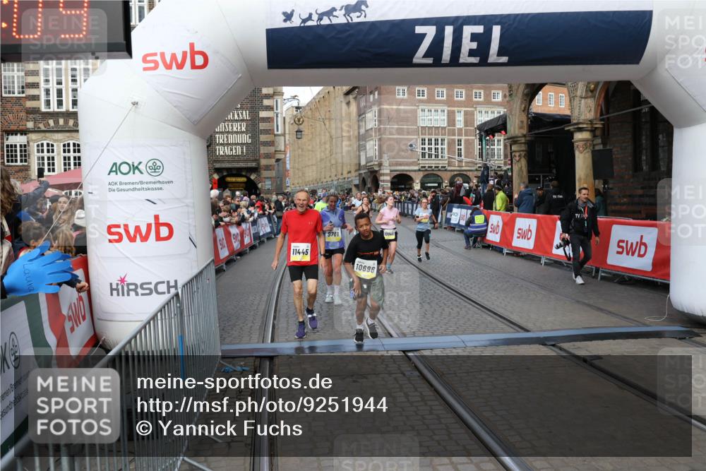 05.10.2025 - 20. swb-Marathon Bremen Yannick Fuchs http://msf.ph/oto/9251944 05.10.2025 10:53:58 Ziel 9494, 9701, 9934, 10046, 10416, 10616, 10696, 10906, 10966, 11141, 11383, 11445, 11533 meine-sportfotos.de