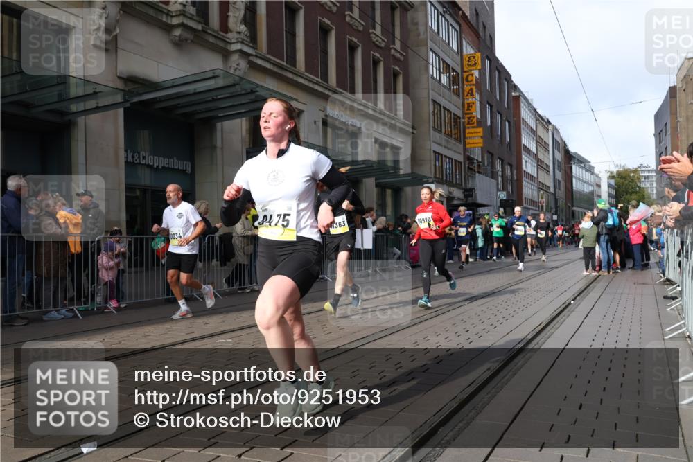 05.10.2025 - 20. swb-Marathon Bremen Strokosch-Dieckow http://msf.ph/oto/9251953 05.10.2025 10:54:49 Ziel 9176, 9201, 9318, 9350, 9427, 9475, 9514, 9570, 9654, 9791, 9881, 9933, 10003, 10014, 10034, 10116, 10180, 10231, 10307, 10326, 10920, 10970, 11042, 11115, 11140, 11317, 11320, 11363, 11470, 11507, 11523, 11702, 9176, 9201, 9318, 9350, 9427, 9475, 9514, 9570, 9654, 9791, 9881, 9933, 10003, 10014, 10034, 10116, 10180, 10231, 10307, 10326, 10920, 10970, 11042, 11115, 11140, 11317, 11320, 11363, 11470, 11507, 11523 meine-sportfotos.de