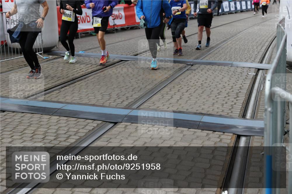 05.10.2025 - 20. swb-Marathon Bremen Yannick Fuchs http://msf.ph/oto/9251958 05.10.2025 11:14:06 Ziel 7014, 7410, 9012, 9342, 9631, 9667, 10000, 10036, 10512, 10721, 10756, 11541, 11548, 11652, 11653 meine-sportfotos.de