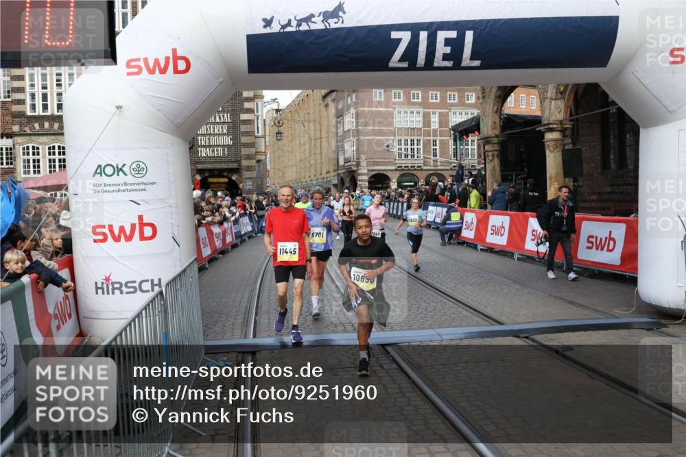05.10.2025 - 20. swb-Marathon Bremen Yannick Fuchs http://msf.ph/oto/9251960 05.10.2025 10:53:59 Ziel 9456, 9494, 9701, 10046, 10416, 10616, 10696, 10966, 11141, 11383, 11445, 11533 meine-sportfotos.de
