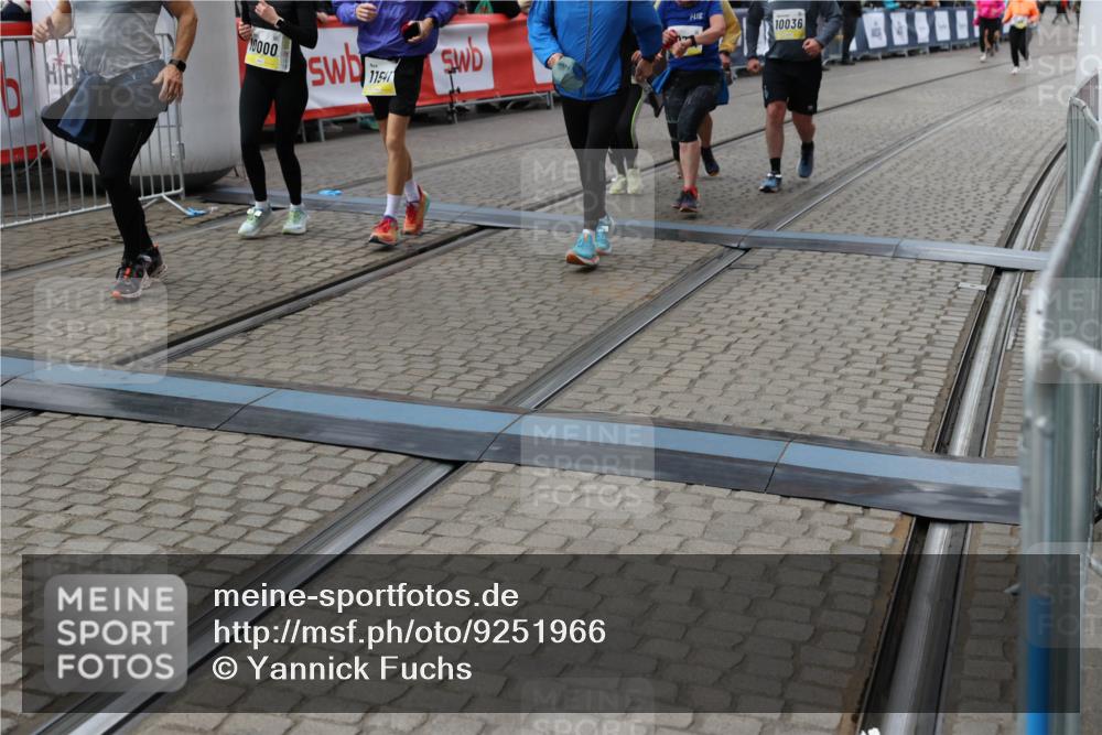 05.10.2025 - 20. swb-Marathon Bremen Yannick Fuchs http://msf.ph/oto/9251966 05.10.2025 11:14:06 Ziel 7014, 7410, 9012, 9342, 9631, 9667, 10000, 10036, 10512, 10721, 10756, 11541, 11548, 11652, 11653 meine-sportfotos.de