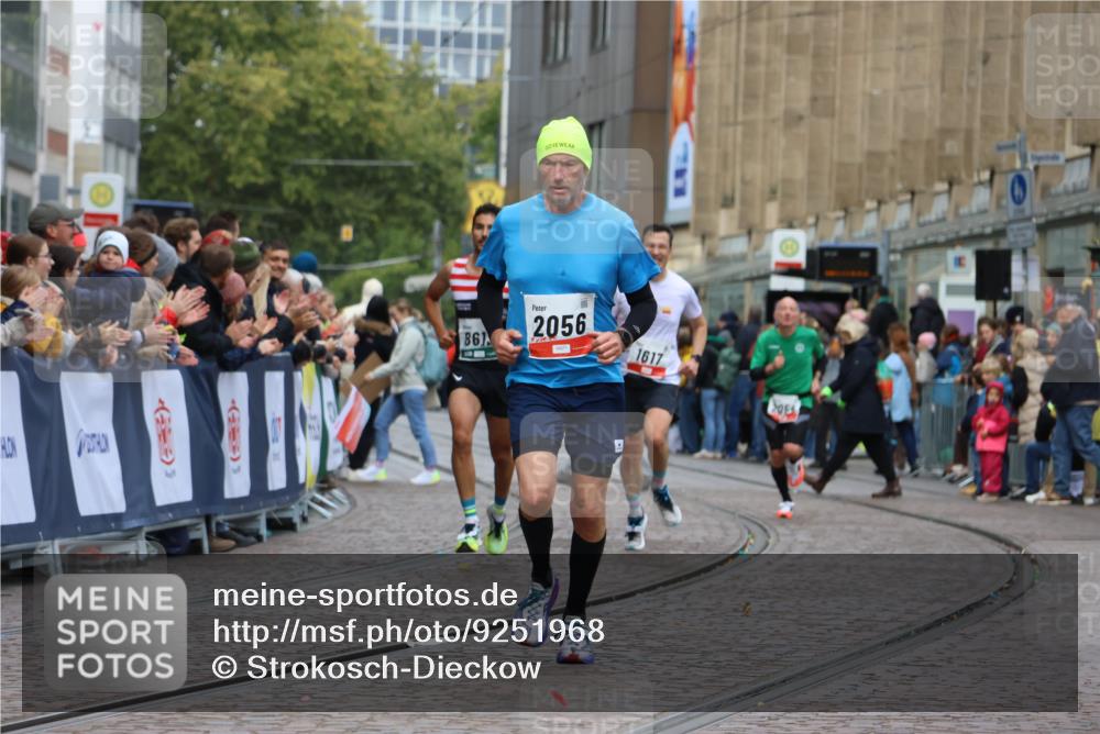 05.10.2025 - 20. swb-Marathon Bremen Strokosch-Dieckow http://msf.ph/oto/9251968 05.10.2025 12:50:11 Ziel 141, 1617, 2054, 2056, 8613 meine-sportfotos.de