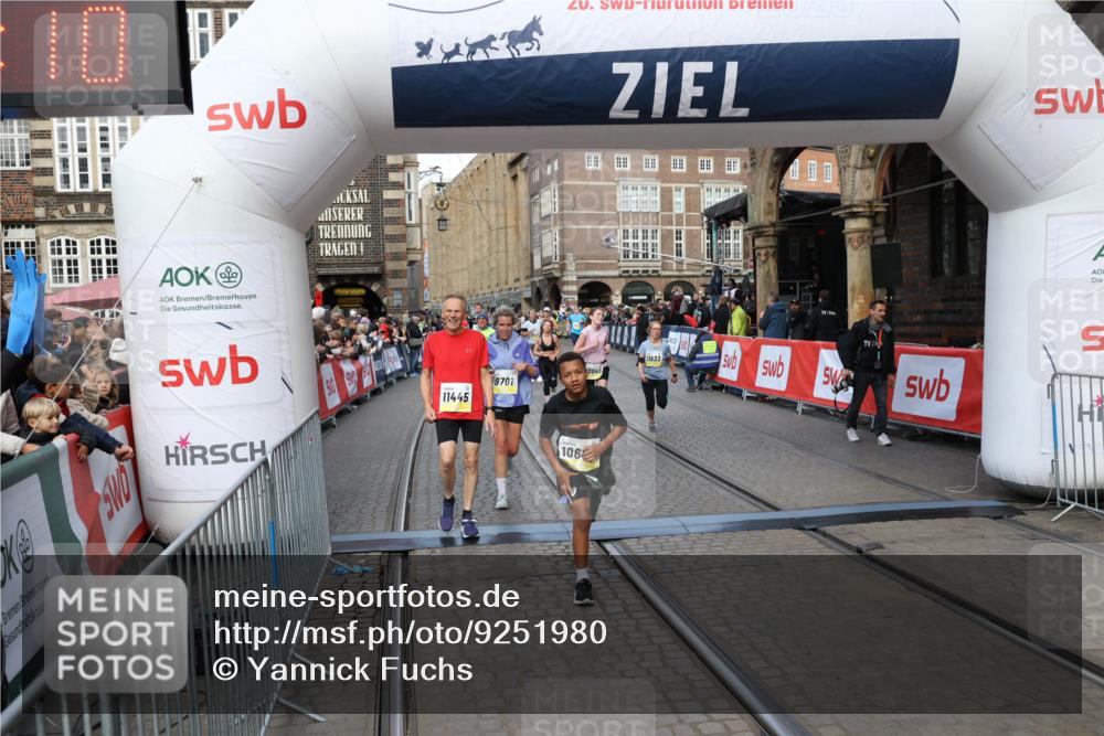 05.10.2025 - 20. swb-Marathon Bremen Yannick Fuchs http://msf.ph/oto/9251980 05.10.2025 10:53:59 Ziel 9456, 9494, 9701, 10046, 10416, 10616, 10696, 10966, 11141, 11383, 11445, 11533 meine-sportfotos.de
