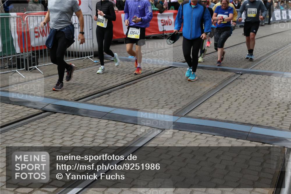 05.10.2025 - 20. swb-Marathon Bremen Yannick Fuchs http://msf.ph/oto/9251986 05.10.2025 11:14:06 Ziel 7014, 7410, 9012, 9342, 9631, 9667, 10000, 10036, 10512, 10721, 10756, 11541, 11548, 11652, 11653 meine-sportfotos.de