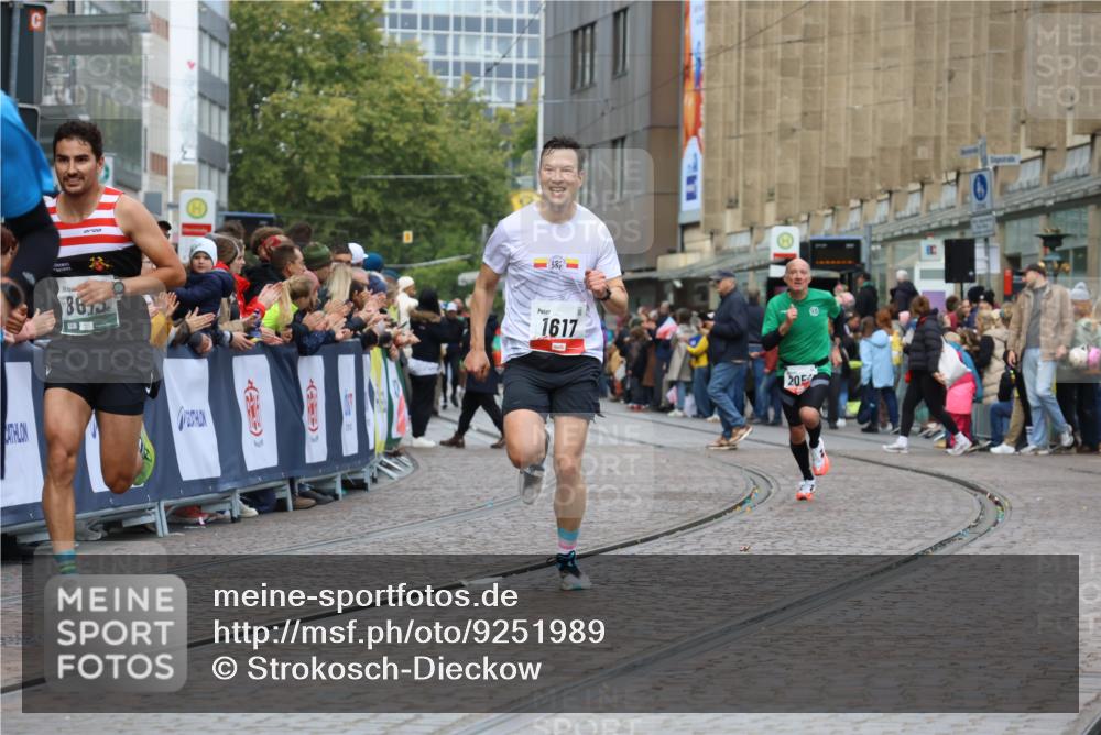 05.10.2025 - 20. swb-Marathon Bremen Strokosch-Dieckow http://msf.ph/oto/9251989 05.10.2025 12:50:14 Ziel 1617, 2054, 2056, 8613 meine-sportfotos.de