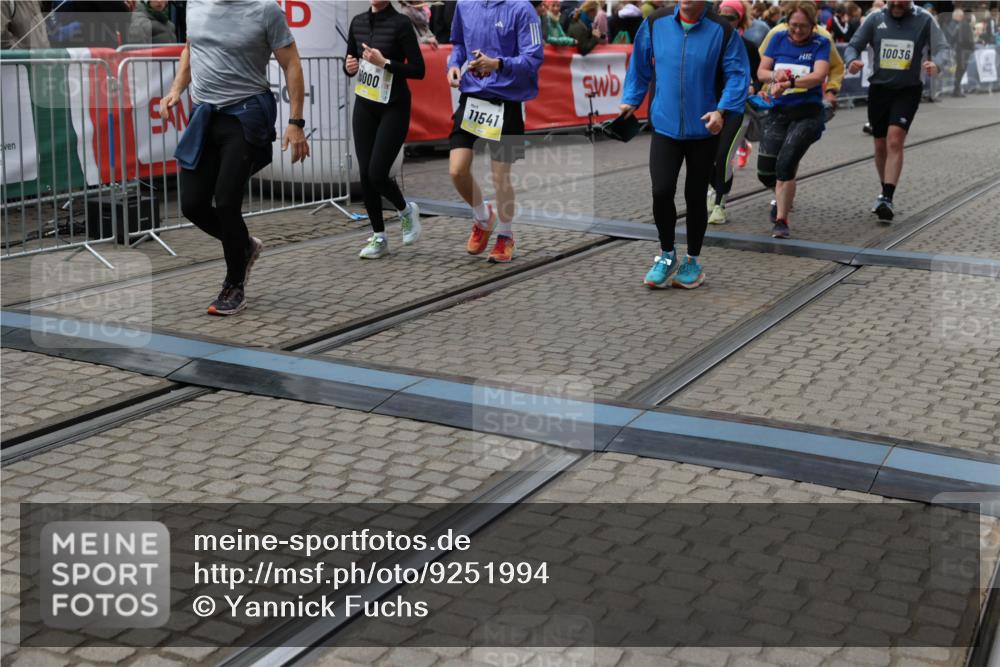 05.10.2025 - 20. swb-Marathon Bremen Yannick Fuchs http://msf.ph/oto/9251994 05.10.2025 11:14:06 Ziel 7014, 7410, 9012, 9342, 9631, 9667, 10000, 10036, 10512, 10721, 10756, 11541, 11548, 11652, 11653 meine-sportfotos.de