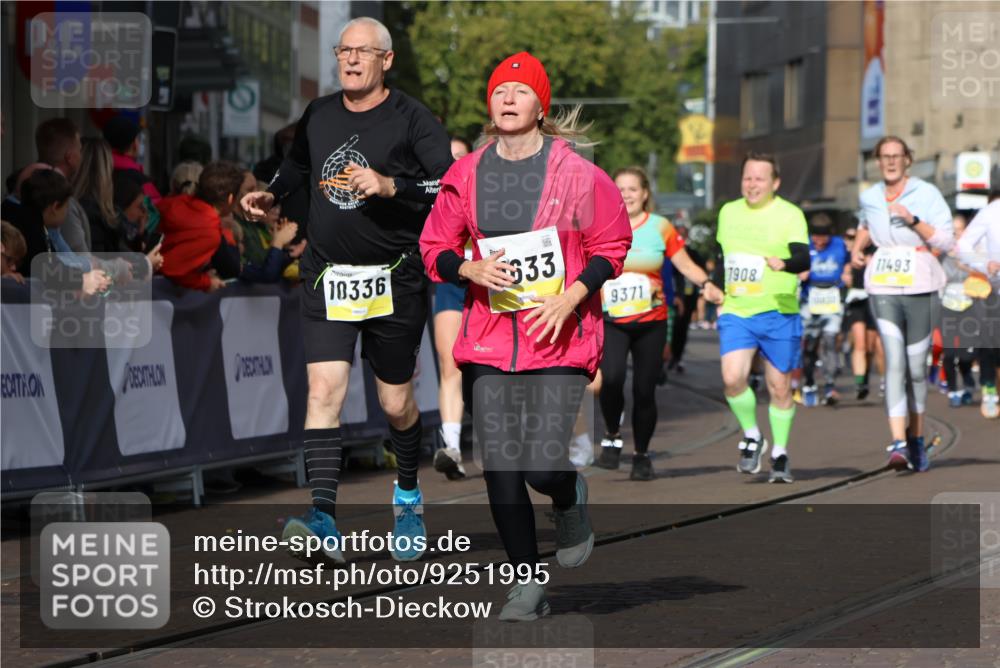 05.10.2025 - 20. swb-Marathon Bremen Strokosch-Dieckow http://msf.ph/oto/9251995 05.10.2025 11:01:25 Ziel 7908, 9286, 9371, 10157, 10336, 11194, 11493, 11633 meine-sportfotos.de