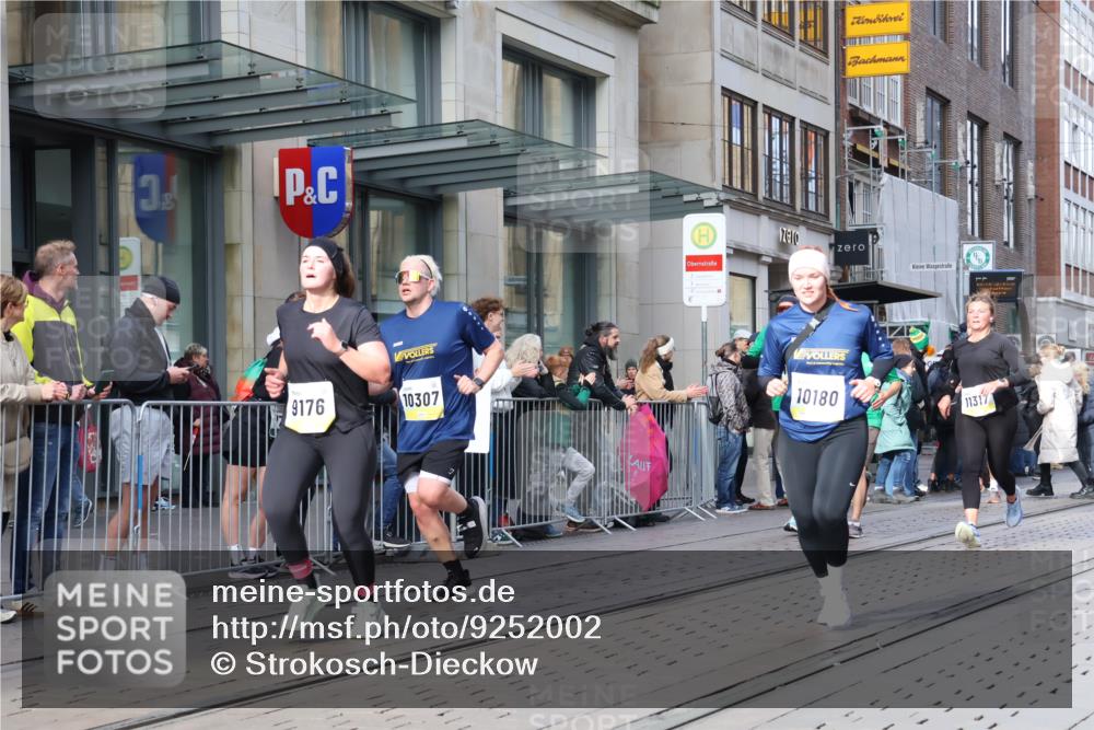 05.10.2025 - 20. swb-Marathon Bremen Strokosch-Dieckow http://msf.ph/oto/9252002 05.10.2025 10:54:50 Ziel 9176, 9201, 9318, 9350, 9475, 9514, 9654, 9791, 9881, 9933, 10003, 10014, 10034, 10116, 10180, 10307, 10326, 10920, 10970, 11042, 11115, 11140, 11317, 11320, 11363, 11507, 11523, 11702, 9176, 9201, 9318, 9350, 9475, 9514, 9654, 9791, 9881, 9933, 10003, 10014, 10034, 10116, 10180, 10307, 10326, 10920, 10970, 11042, 11115, 11140, 11317, 11320, 11363, 11507, 11523 meine-sportfotos.de