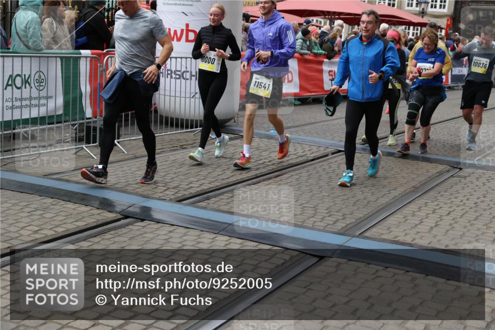 05.10.2025 - 20. swb-Marathon Bremen Yannick Fuchs http://msf.ph/oto/9252005 05.10.2025 11:14:06 Ziel 7014, 7410, 9012, 9342, 9631, 9667, 10000, 10036, 10512, 10721, 10756, 11541, 11548, 11652, 11653 meine-sportfotos.de