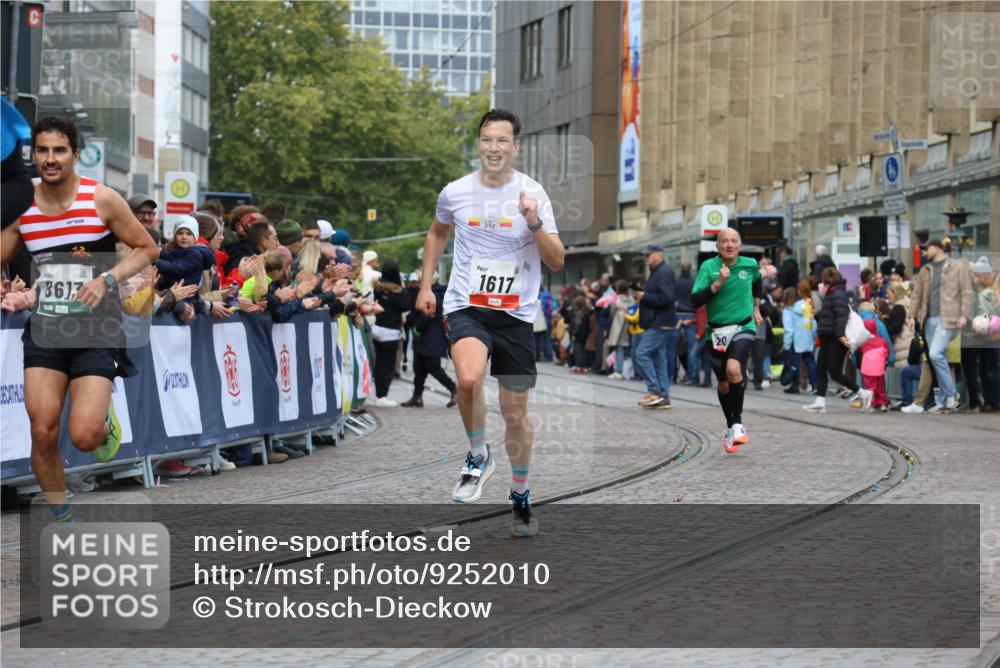 05.10.2025 - 20. swb-Marathon Bremen Strokosch-Dieckow http://msf.ph/oto/9252010 05.10.2025 12:50:14 Ziel 1617, 2054, 2056, 8613 meine-sportfotos.de
