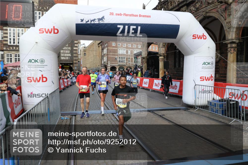 05.10.2025 - 20. swb-Marathon Bremen Yannick Fuchs http://msf.ph/oto/9252012 05.10.2025 10:54:00 Ziel 9456, 9494, 9701, 10046, 10416, 10484, 10616, 10696, 10966, 11141, 11383, 11445, 11533 meine-sportfotos.de