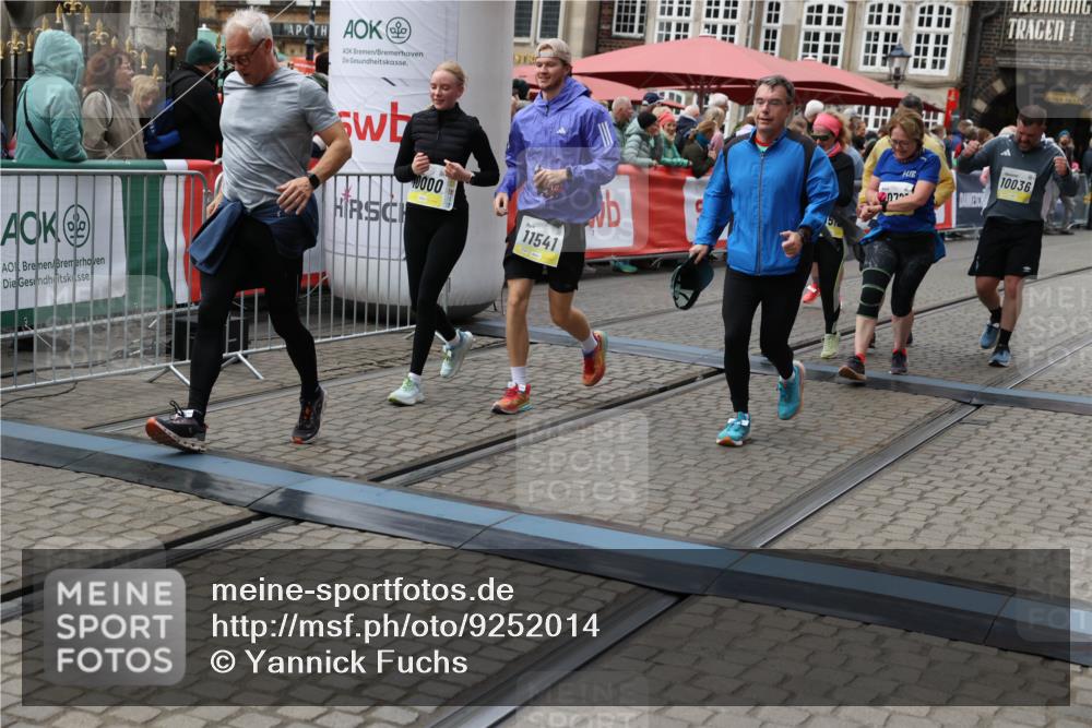 05.10.2025 - 20. swb-Marathon Bremen Yannick Fuchs http://msf.ph/oto/9252014 05.10.2025 11:14:06 Ziel 7014, 7410, 9012, 9342, 9631, 9667, 10000, 10036, 10512, 10721, 10756, 11541, 11548, 11652, 11653 meine-sportfotos.de