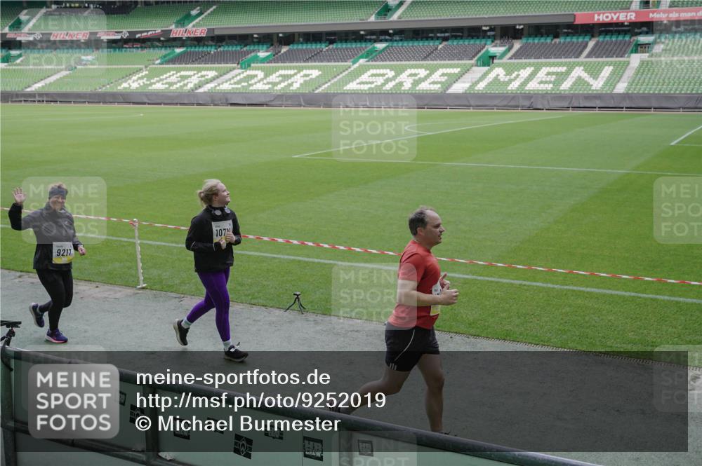 05.10.2025 - 20. swb-Marathon Bremen Michael Burmester http://msf.ph/oto/9252019 05.10.2025 10:41:18 Laufen im Stadion 7706, 9001, 9178, 9191, 9205, 9217, 9265, 9274, 9306, 9334, 9353, 9355, 9357, 9401, 9438, 9446, 9483, 9530, 9537, 9538, 9589, 9599, 9605, 9617, 9685, 9702, 9712, 9757, 9764, 9774, 9804, 9853, 9874, 9877, 9887, 9892, 9907, 9942, 10037, 10051, 10058, 10081, 10095, 10100, 10101, 10132, 10152, 10197, 10212, 10223, 10235, 10236, 10249, 10295, 10330, 10332, 10458, 10550, 10582, 10585, 10614, 10632 meine-sportfotos.de