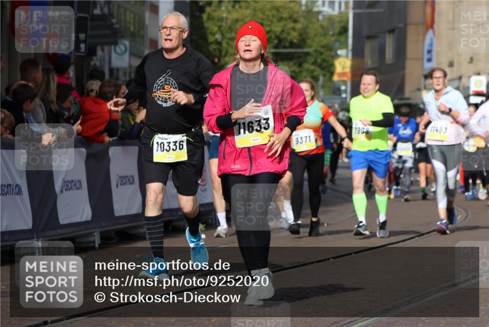 05.10.2025 - 20. swb-Marathon Bremen Strokosch-Dieckow http://msf.ph/oto/9252020 05.10.2025 11:01:25 Ziel 7908, 9286, 9371, 10157, 10336, 11194, 11493, 11633 meine-sportfotos.de