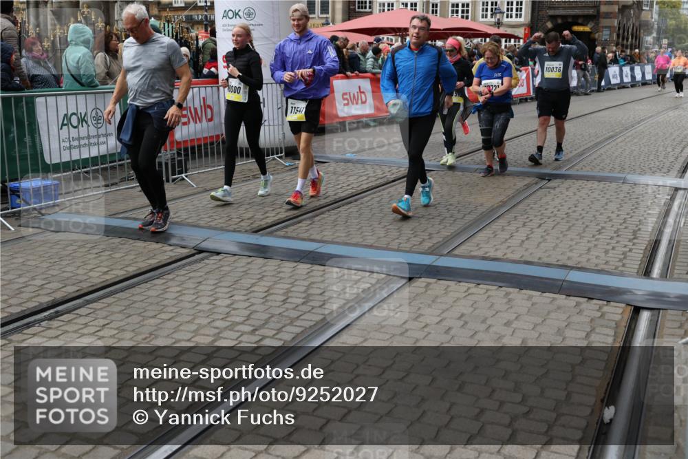 05.10.2025 - 20. swb-Marathon Bremen Yannick Fuchs http://msf.ph/oto/9252027 05.10.2025 11:14:06 Ziel 7014, 7410, 9012, 9342, 9631, 9667, 10000, 10036, 10512, 10721, 10756, 11541, 11548, 11652, 11653 meine-sportfotos.de