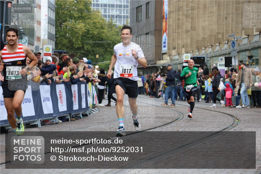 05.10.2025 - 20. swb-Marathon Bremen Strokosch-Dieckow http://msf.ph/oto/9252031 05.10.2025 12:50:14 Ziel 1617, 2054, 2056, 8613 meine-sportfotos.de