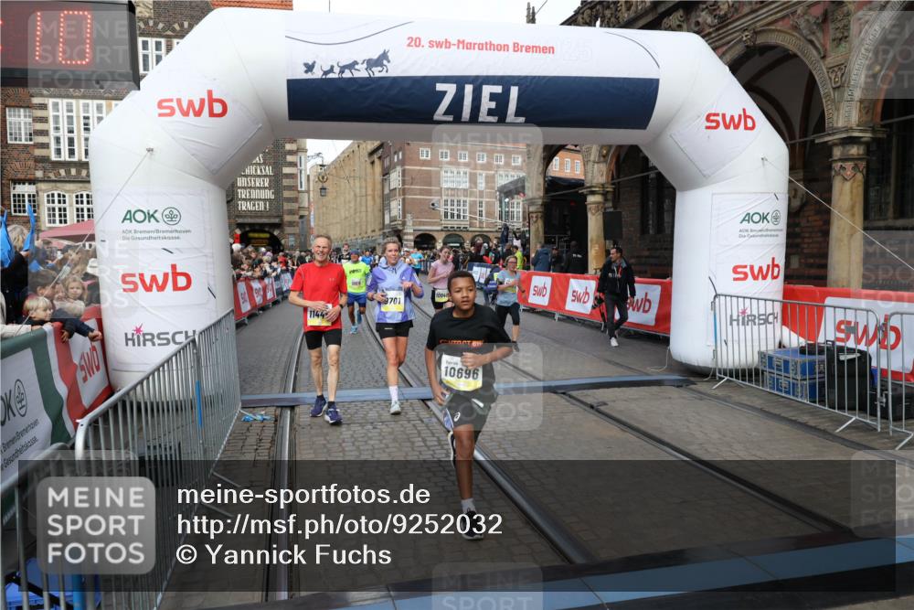 05.10.2025 - 20. swb-Marathon Bremen Yannick Fuchs http://msf.ph/oto/9252032 05.10.2025 10:54:00 Ziel 9456, 9494, 9701, 10046, 10416, 10484, 10616, 10696, 10966, 11141, 11383, 11445, 11533 meine-sportfotos.de